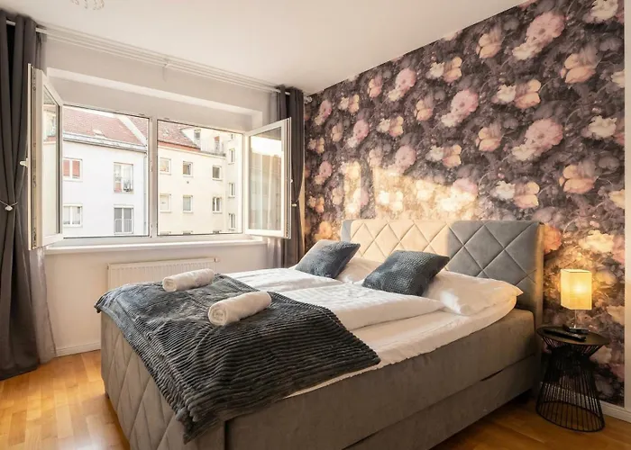 Bright 1Br Apartment With Living Room & Balcony
