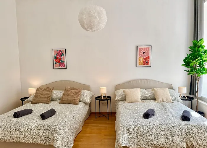 4 Bedroom Stylish Apartment With Backyard