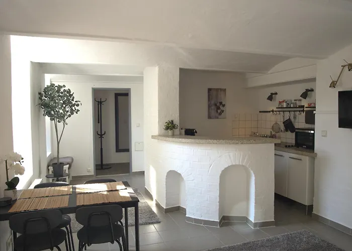 City Suite - Urban & Stylish With Garage