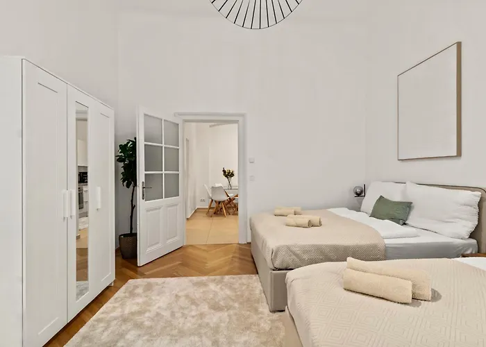 Roomy 2Br Apartment - U6 Metro Nearby