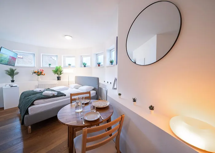 Rooftop Studios, 10Min To City Center, Tram And Metro, No Elevator 4Th Floor