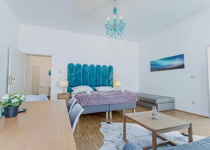 Elegant & Spacious 2Br Stay In The City Center