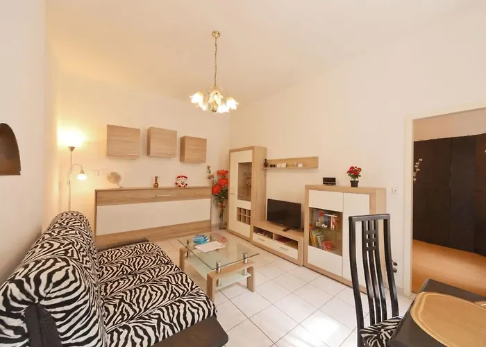 Apartment Wohnung In Fuenfhaus Mit Garten By Interhome