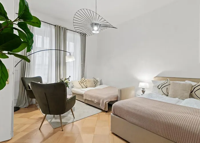 2 Minutes From The U1 - Long-Stay Comfort For Expats