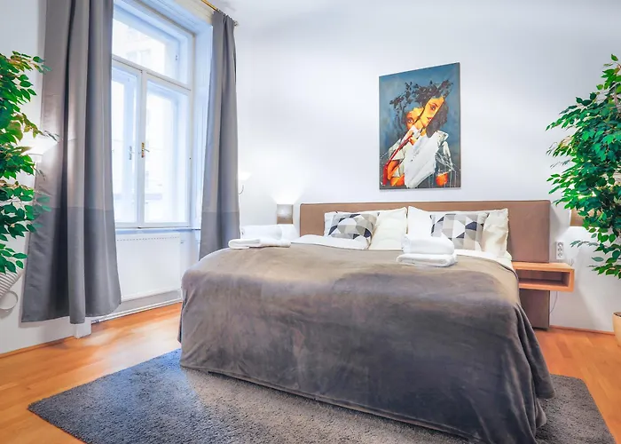 Super Central Two-Bedroom Apartment City Center - 1 Min Walk To St Stephens Cathedral