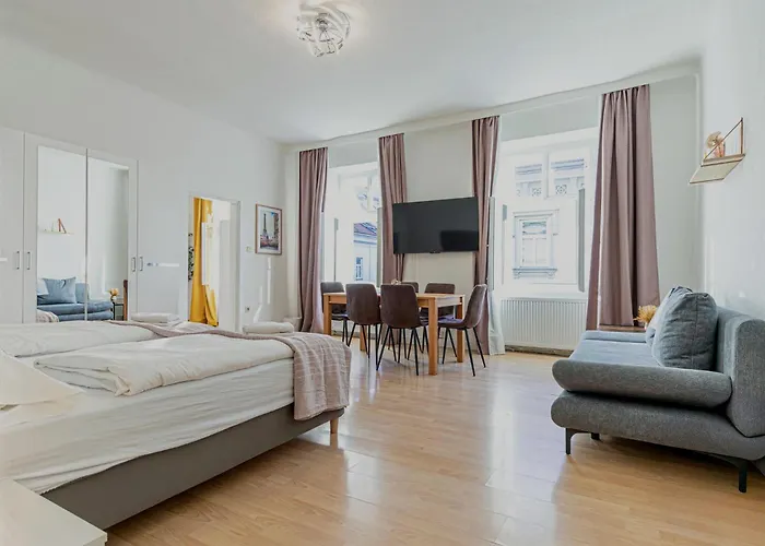 Stylish 2 Bedroom Apartment For Long Stays, Super Central
