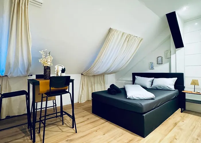 Comfortable 5-Bedroom Apartment For 13 Near Train Station