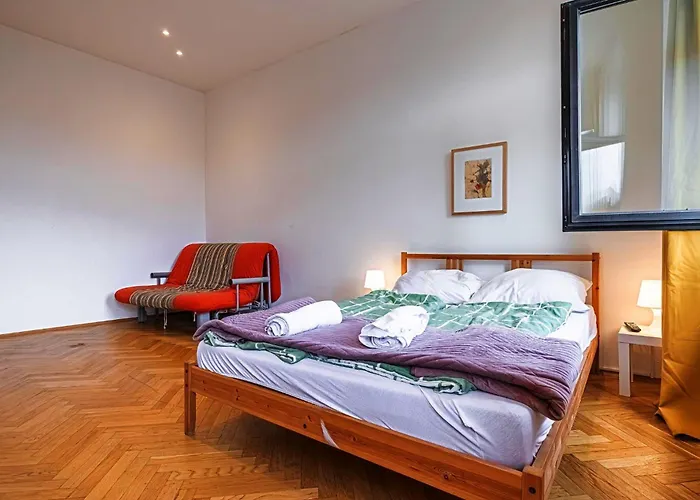 Near Danube And Lorenz Boehler - Stylish Private Rooms With Shared Garden, Tv & Wifi