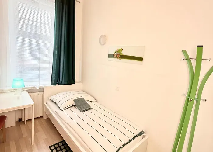Favorit-Rooms , Direkt Metro Connection U1 To Centralstation-Airport And City-Center