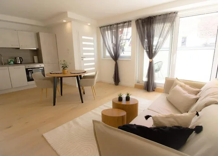 Cozy Central Apartment With Wooden Accents & Terrace L Jos16