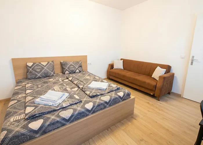Three Apartments Sleeps Ten Fifteen Minutes From Center Via Enkplatz