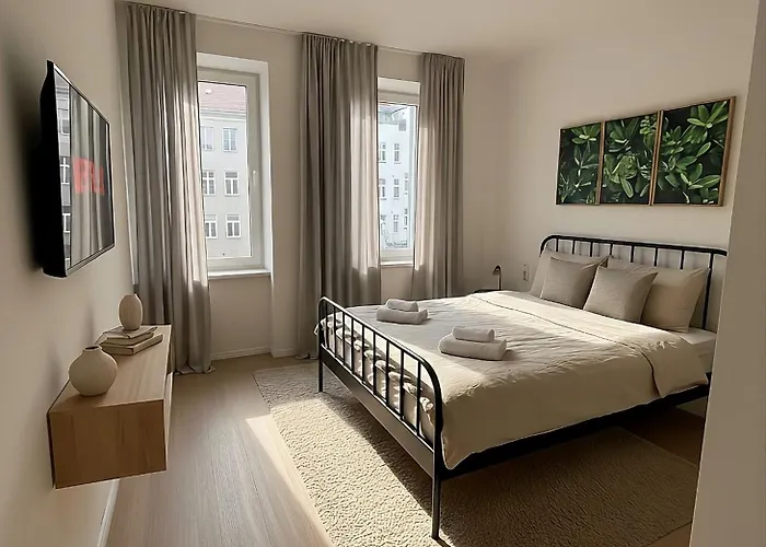 2 Rooms, 2 Tvs, Full Kitchen - T25
