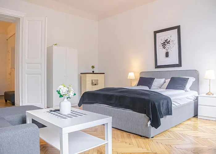 Vibrant 3Br Near Akh Hospital - Perfect For Groups