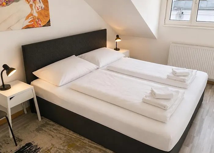 Light-Filled 4-Bedroom Attic Flat With Air Conditioning