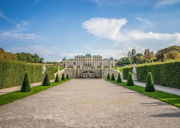 Spacious Design-Apartment Next To Belvedere Castle And Main Train Station