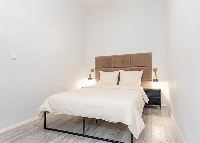 Near Westbahnhof Station Simple 2Br & 1Lr Apartment