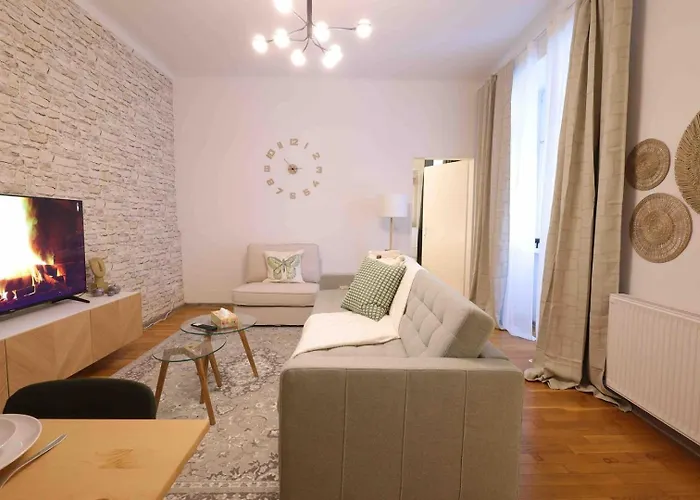 Emerald Holiday Home +With Patio+