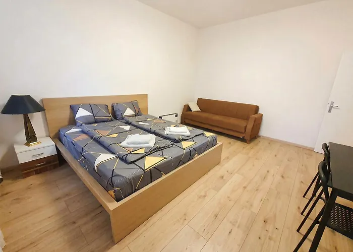 Close To City Center - Affordable Private Rooms With Tv
