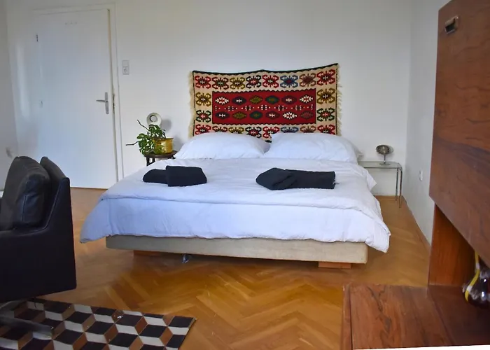 Vintage House - Lgbtq & Female Friendly