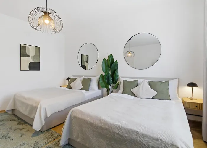 Bright - 3Br - Fast Wifi - At Bus And Tram Station