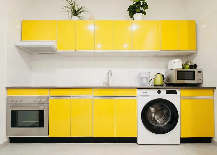 Budget-Friendly 2-Bedroom Apartment With Living Room For 5