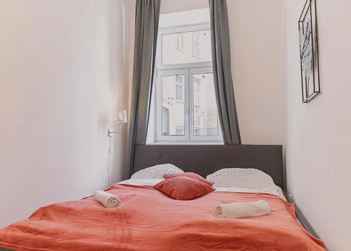 Modern 2Br & 1Lr Apt Near Westbahnhof For 6 Guests