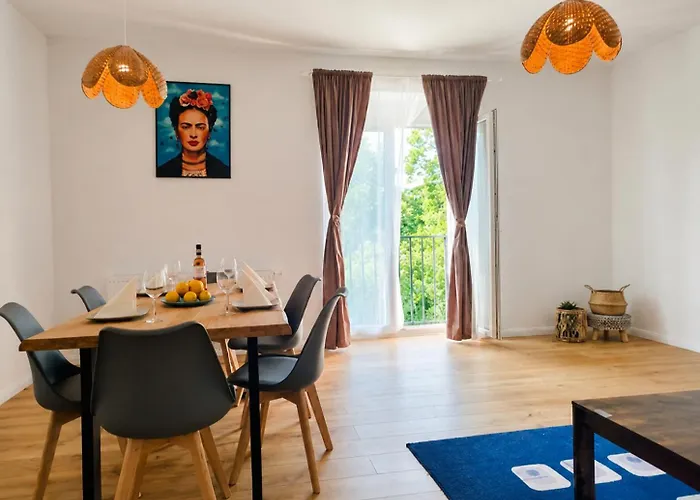 Modern 3Br Belvedere Apartment With Balconies