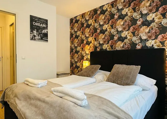 9-Min To Center, 1Br &1Lr Apt With Balcony, Tv & Wifi