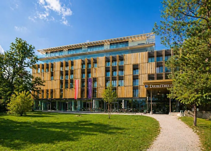 Regal Retreat: Luxurious Apartment With Schoenbrunn Palace Panorama