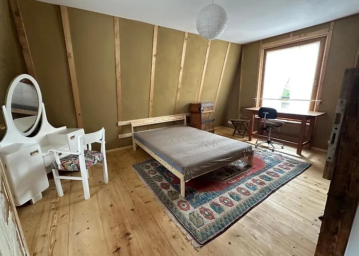 Zimmer Geraeumiger Wohnkueche Am Stadtrand Mit Holzofen