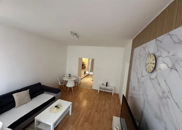 Cozy Ground Floor Apartment Near U6 Easy Access To Center