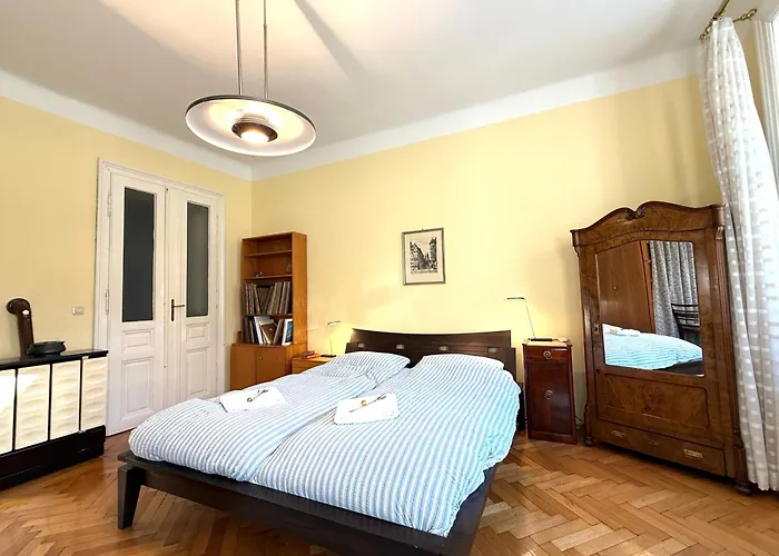 Classic Vienna Flat Near Hofburg With Elevator