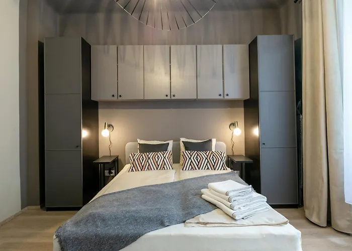 Quiet Apartment 6 Min Walk To Metro - 4 Stops To Opera