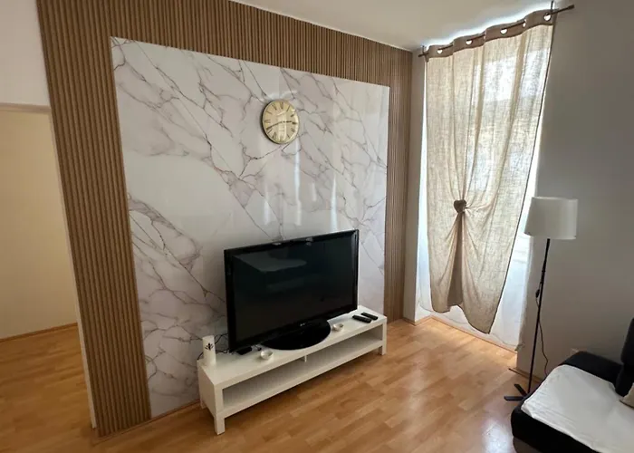 Cozy Ground Floor Apartment Near U6 Easy Access To Center