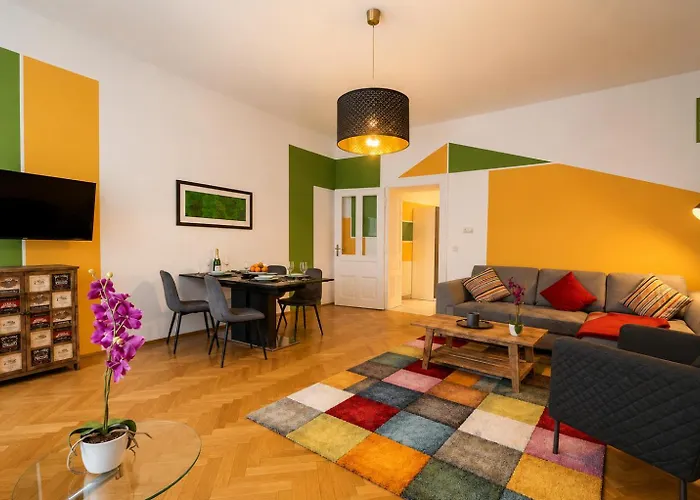 Apartment For 4 Near Naschmarkt, Karlskirche & U4 Metro