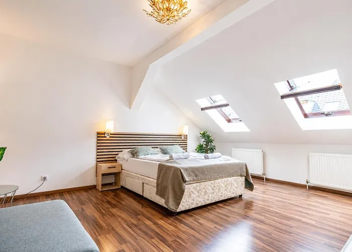 Stylish 3Br Apt With Balcony In The City Center