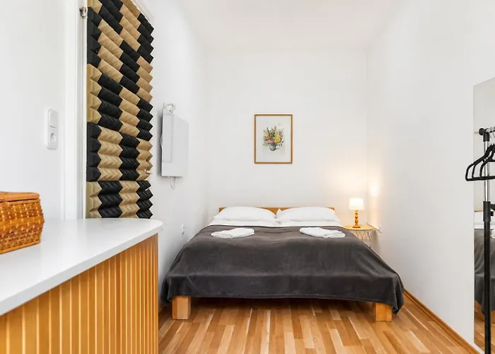 Amazing 1Br & 1Lr Apartment Prime Location For Long Stay