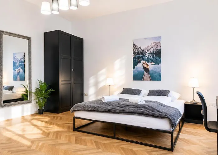 Comfortable 2Br Apartment Near Burggasse