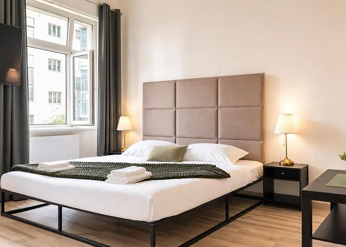 Comfy 2Br Apt Near U6 Station -Long Term Stay