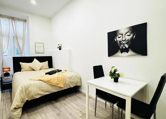 Private Rooms In Affordable 5-Bedroom Apartment