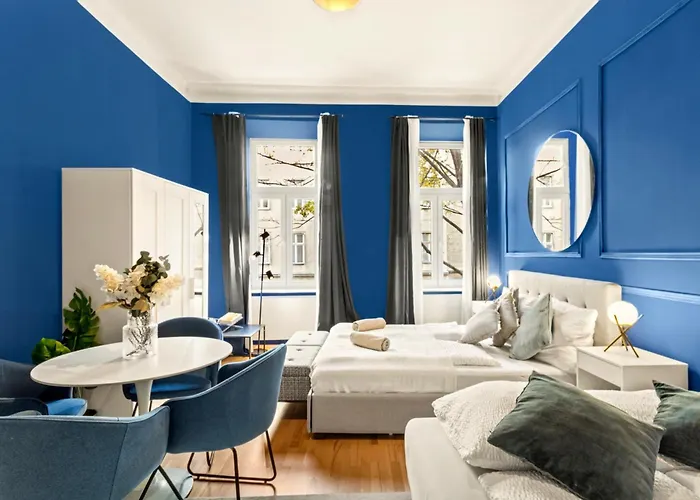 Cozy Apartment Near Metro And Shopping Street
