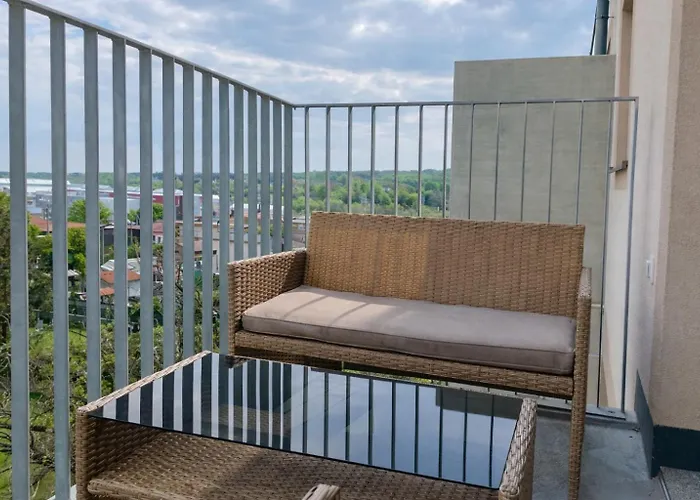 55 M2 Stylish Apartment With Balcony & Free Parking