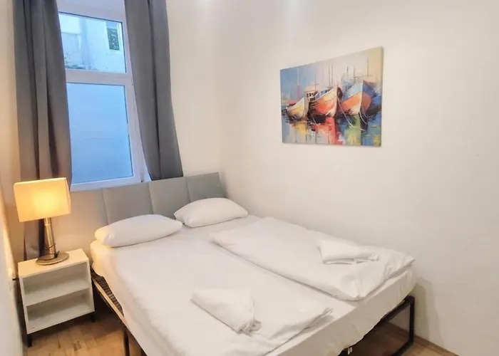 Cozy 1Br Apt With Living Room & Garden Included
