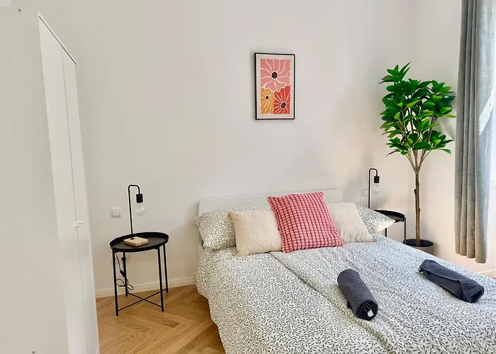 Modern Renovated Central Apartment With Balcony