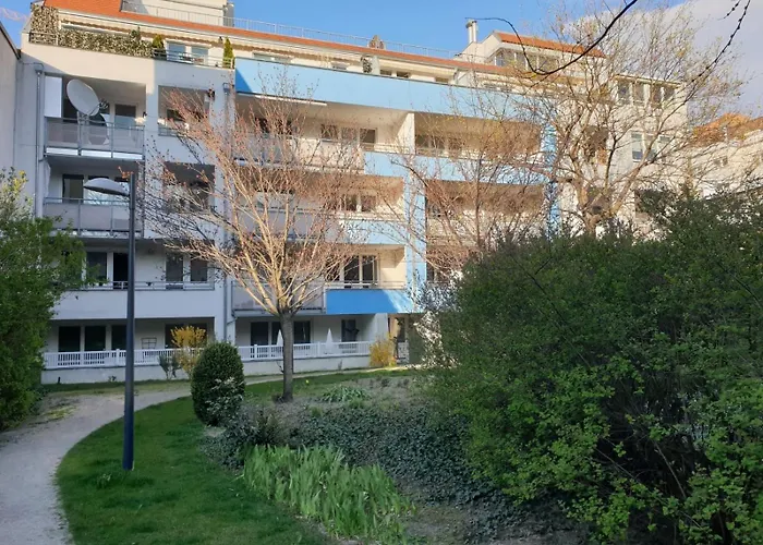 Apartment Sleeps 6 With Garden & Balcony