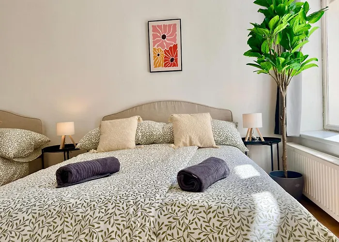 4 Bedroom Stylish Apartment With Shared Backyard