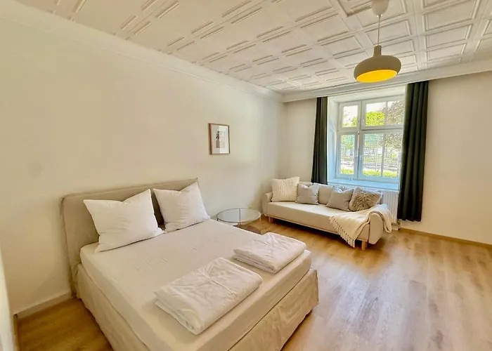 Three Bedroom Central Apartment Near Metro