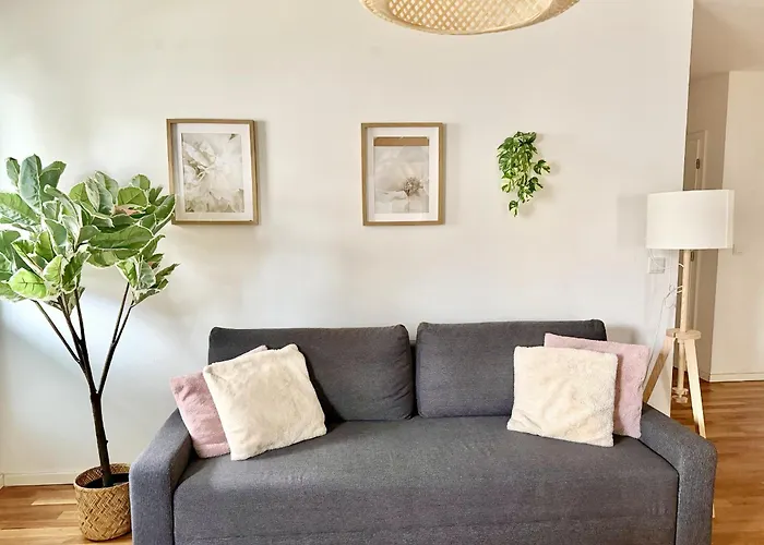 Modern 2 Bedroom Apartment With Free Parking