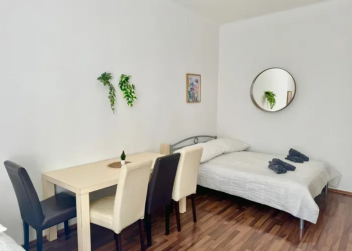 Central Long-Term Apartment Near First District