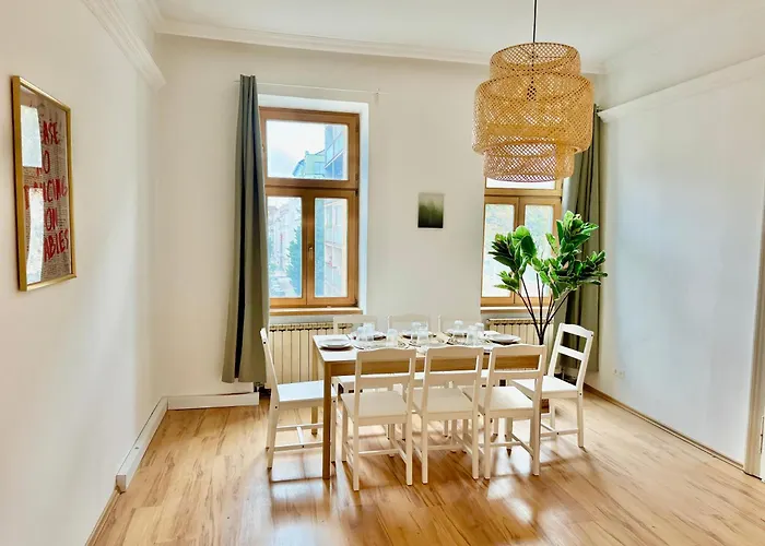 100 M2 Central Apartment With 4 Rooms
